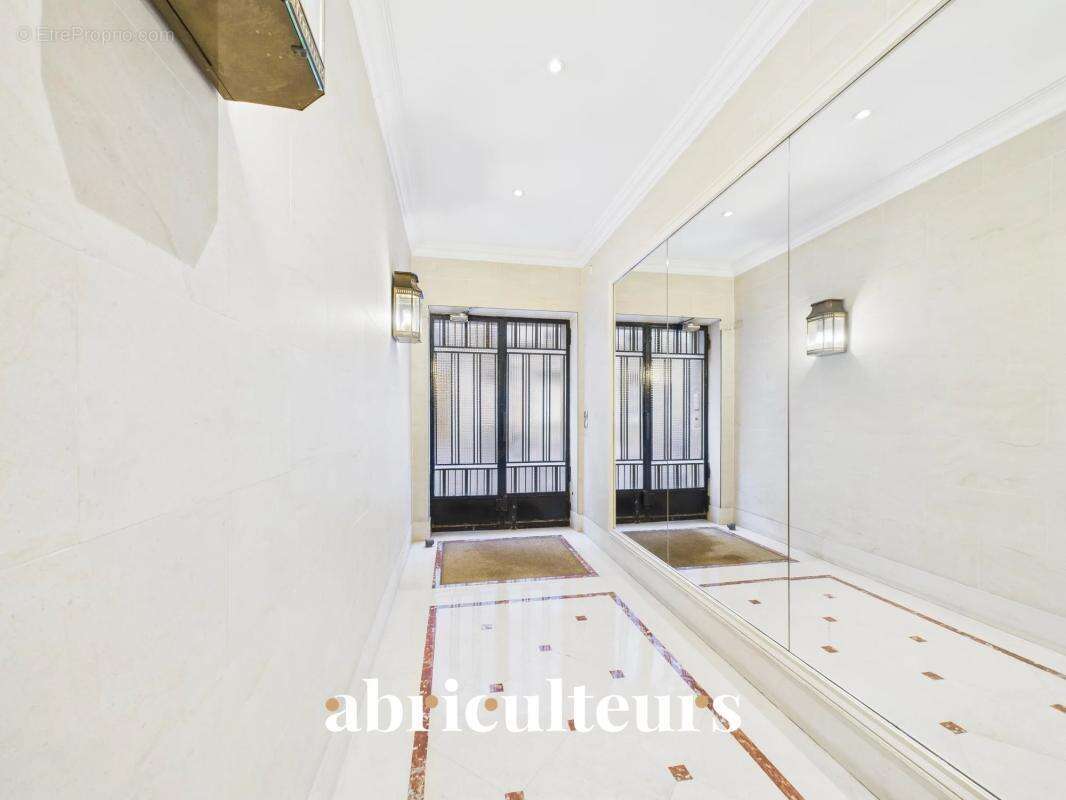 Appartement à PARIS-16E