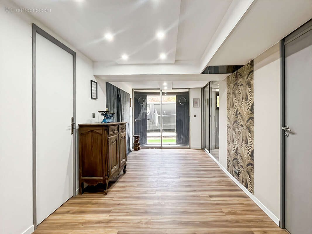 A VENDRE - Maison entièrement rénovée ? Fort potentiel avec logement indépendant - photo 11