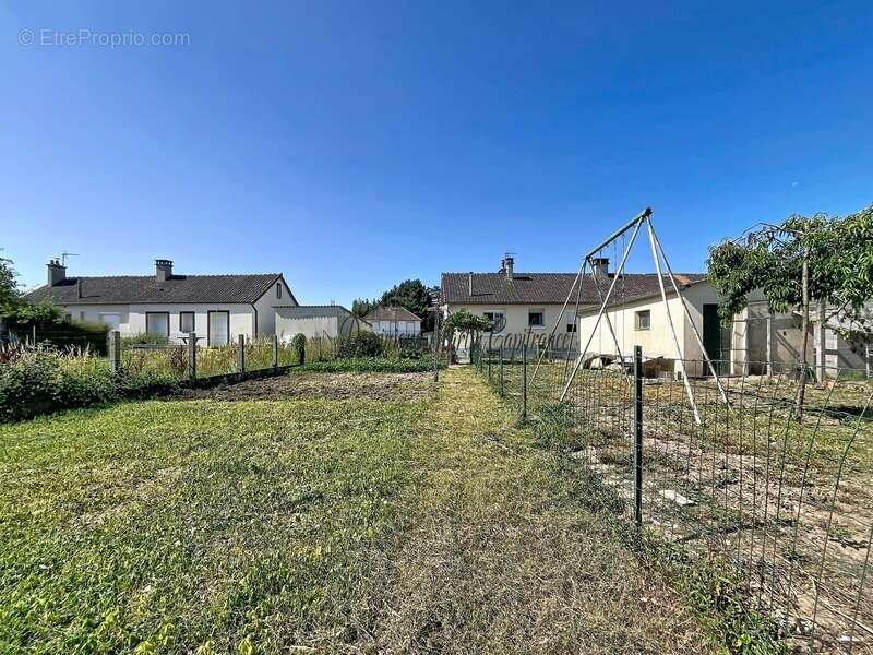 Maison à vendre 4 pièces LHOMME (72)-Maison de plain-pied à réinventer – Petit prix, emplacement idéal au cœur de Lhomme ! - photo 3