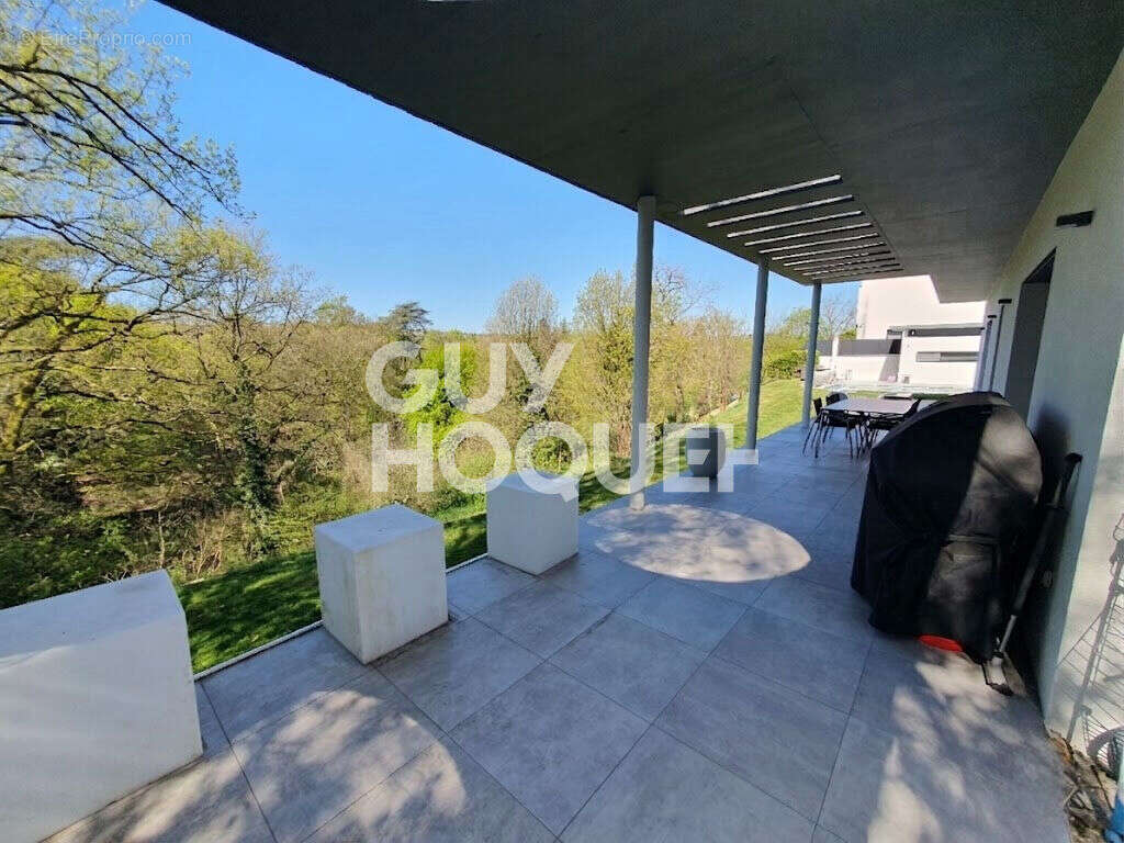 Maison à SAINT-GENIS-LAVAL