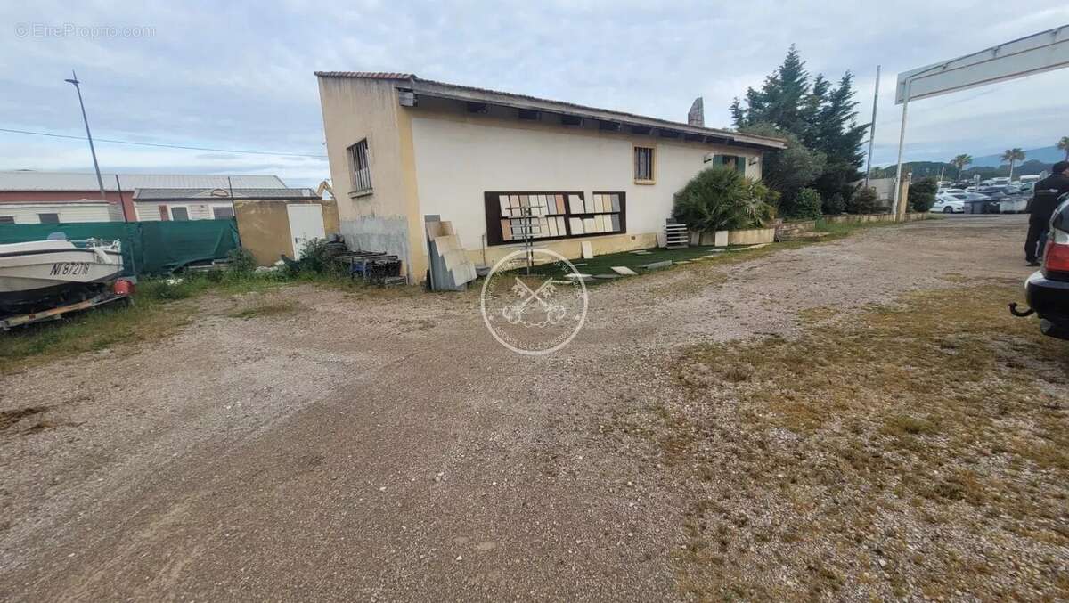 Commerce à ROQUEBRUNE-SUR-ARGENS