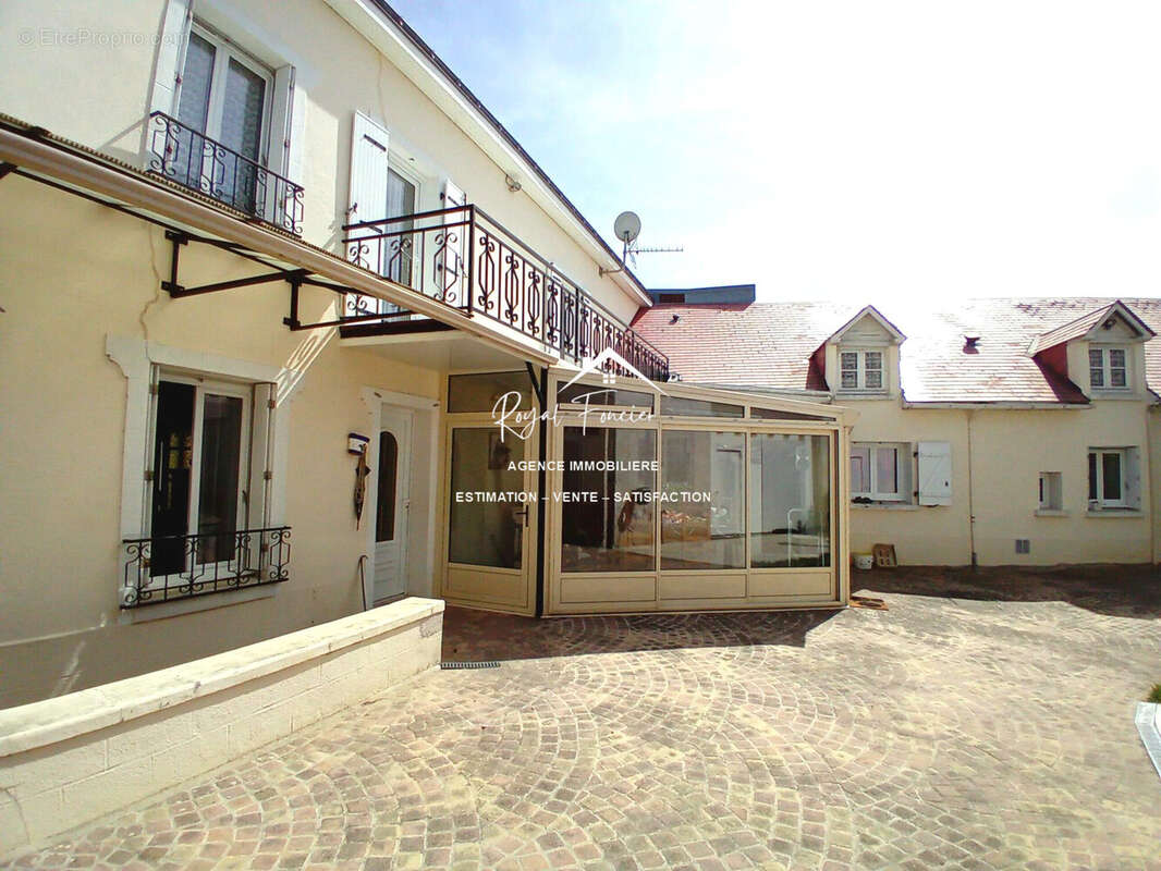 Propriété de 195 m2 hab avec 5 chambres  - Maison à BUXEUIL