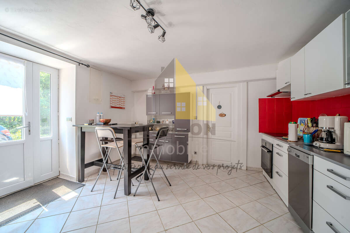 Maison de village mitoyenne d'un côté et son terrain attenant ! - photo 2