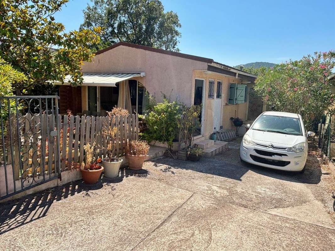 Maison à ROQUEBRUNE-SUR-ARGENS