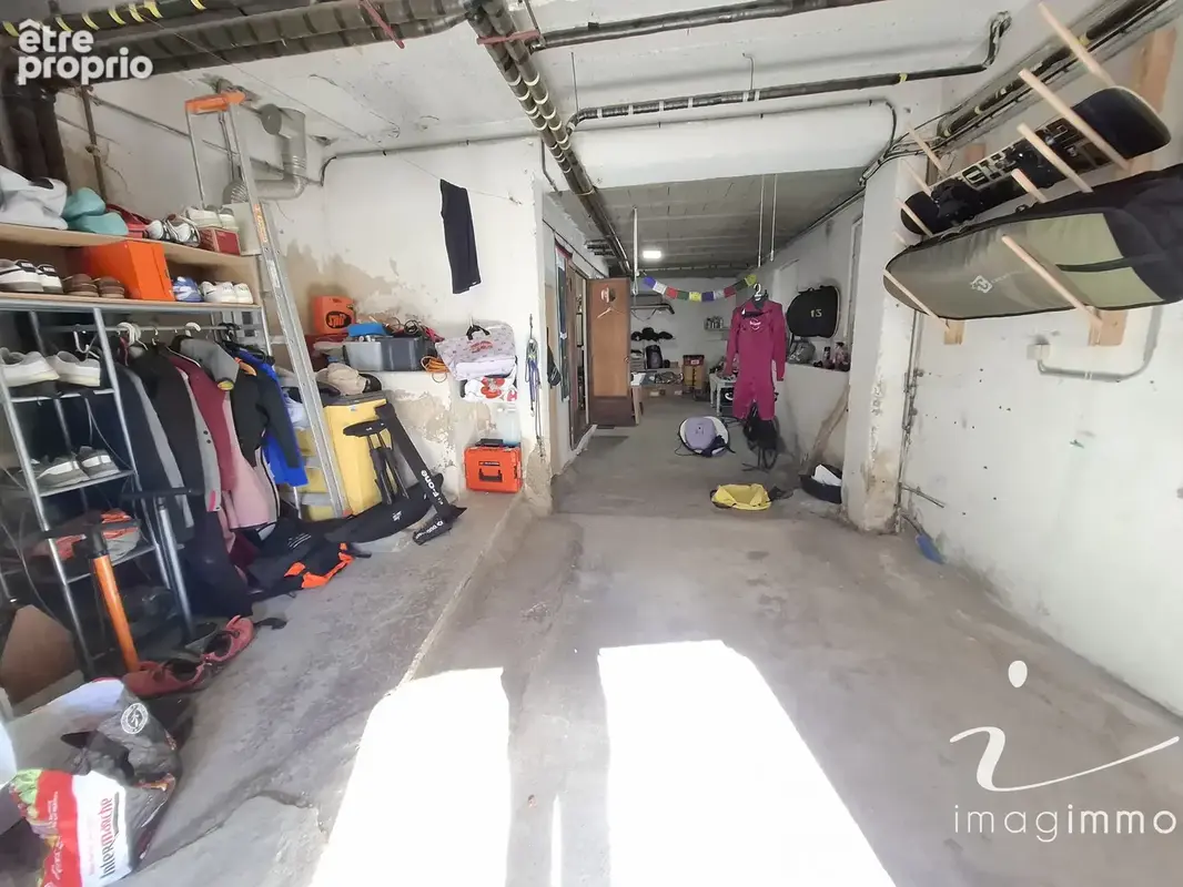 Idéalement placée, découvrez cette spacieuse maison de village avec un garage de 75 m2 ! - photo 15