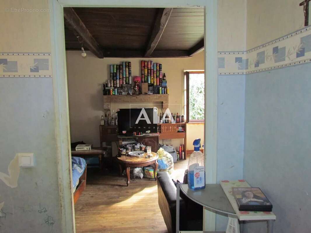 Maison à LES ADJOTS