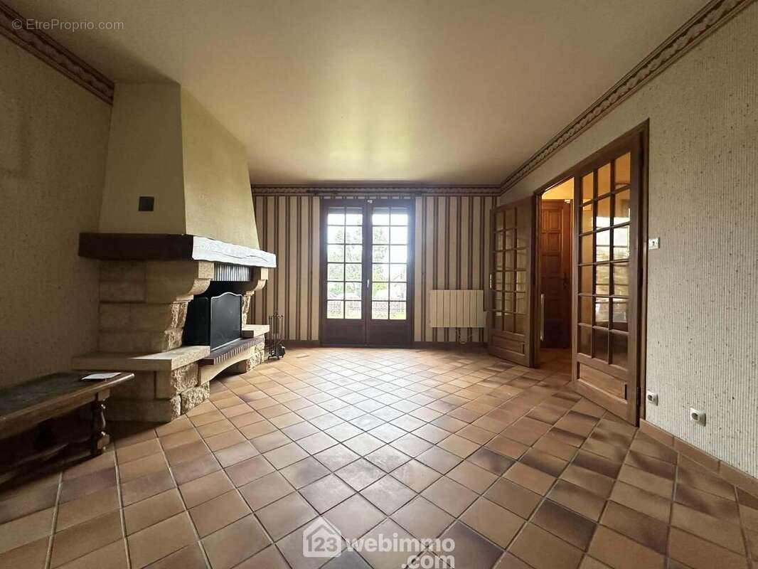 L&#039;espace salon avec la cheminée pour vos soirées d&#039;hiver et ... - Maison à LAON