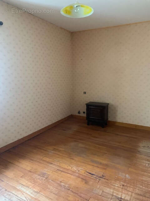 Maison à MONTREUIL-POULAY