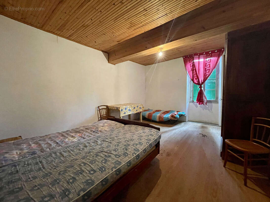 Maison à SAINT-PASTOUR