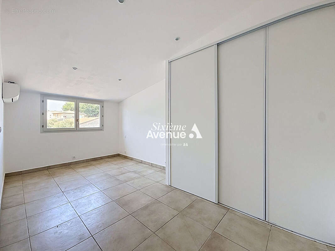 A Vendre Grasse Sud 4 pièces 78m², dernier étage avec terrasse sur toit. Vue dégagée - photo 4