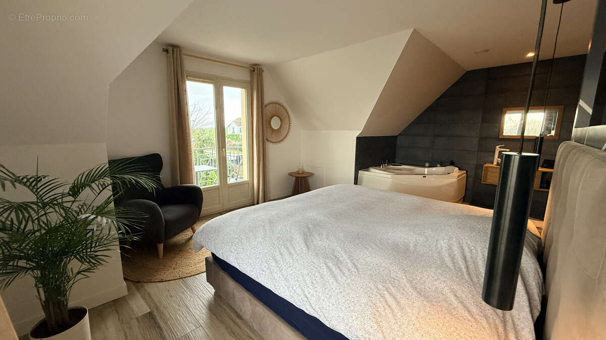 Maison à NEAUPHLE-LE-VIEUX