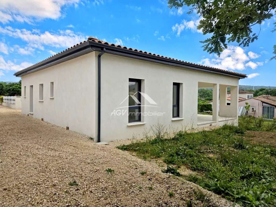 Maison à SAINT-JULIEN-LES-ROSIERS