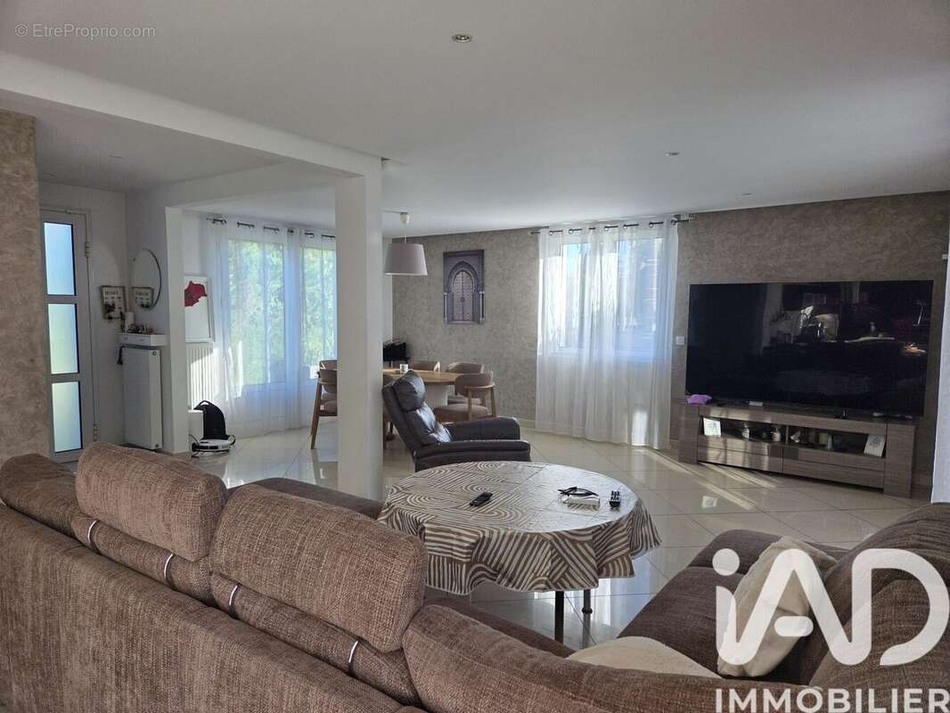 Maison 235 m² à Combs-La-Ville  - photo 6