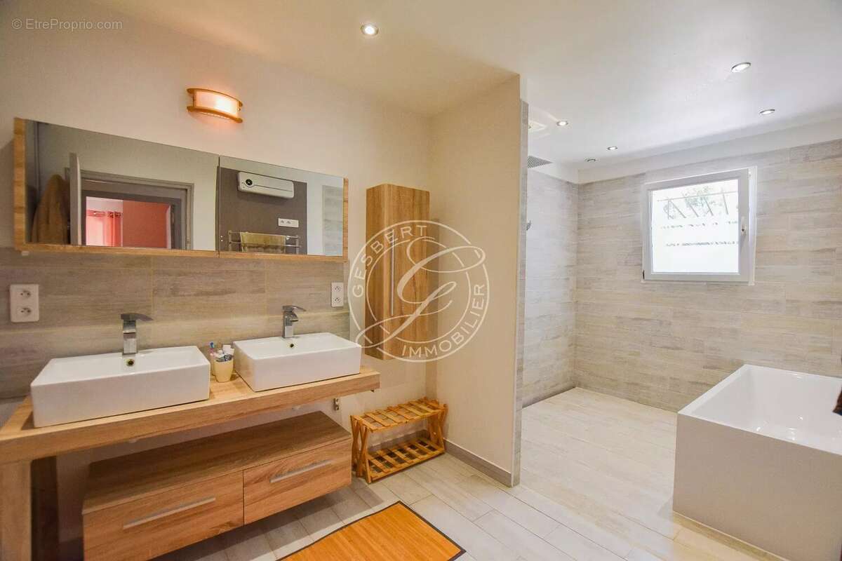 A vendre flayosc - villa  de 225 m2 avec piscine à pieds au village - photo 17