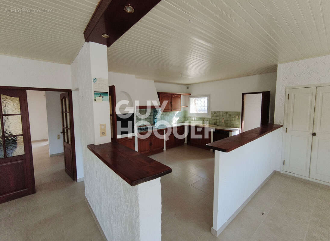 Maison à ENTRAIGUES-SUR-LA-SORGUE