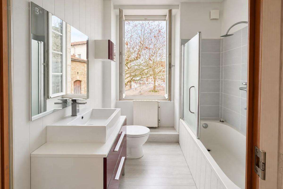 Maison spacieuse à Ronsenac, charme et confort - photo 8