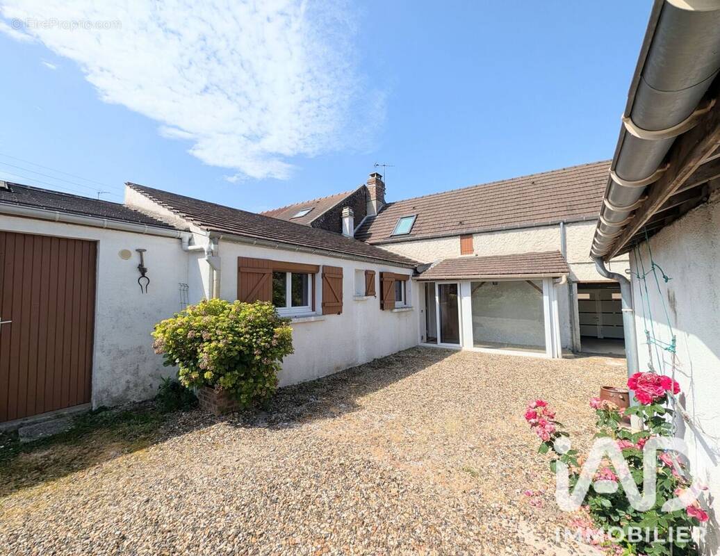 Photo 1 - Maison à CHEVRIERES