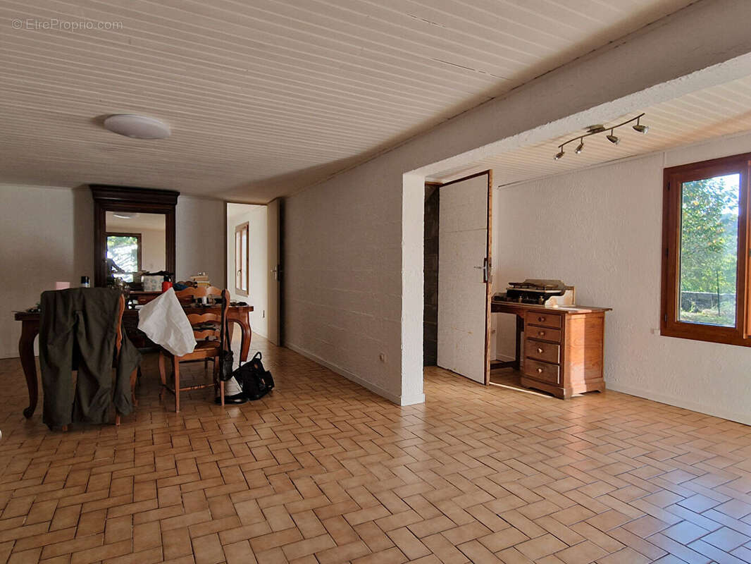Maison sur deux niveaux avec terrain de 1 500 m² et garages - photo 10
