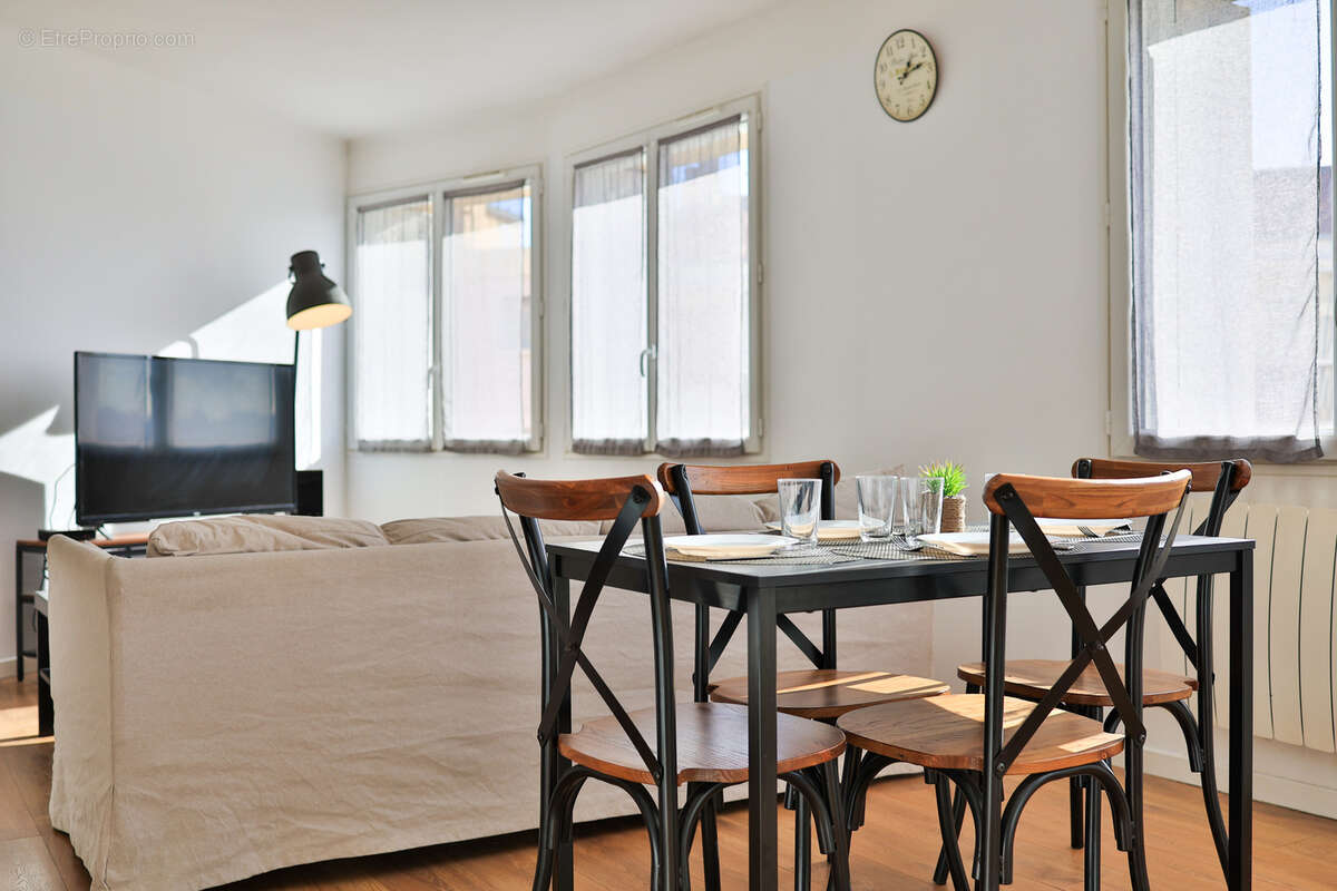 Appartement à LE REVEST-LES-EAUX