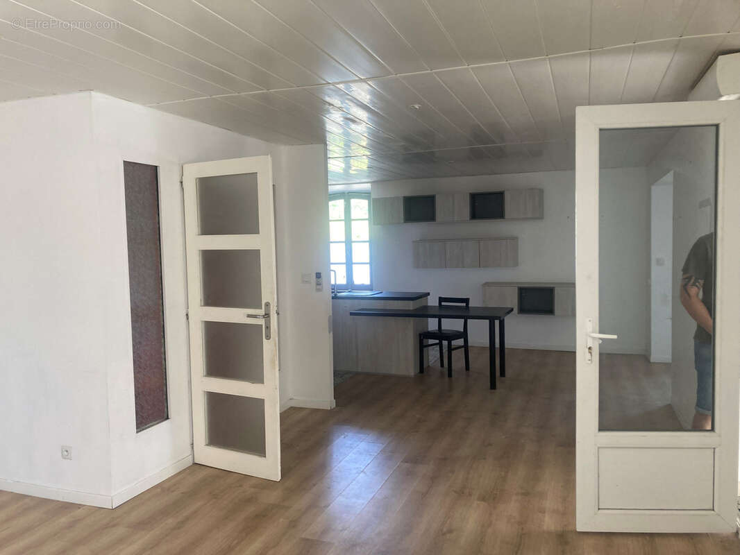 Axe Carcassonne Limoux, dans village, maison avec jardin, 4 chambres,  garage, et piscine intérieure. - photo 5
