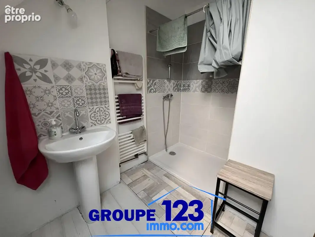 Pavillon familial de 260 m2   terrain de plus de 2 000 m2 - photo 7