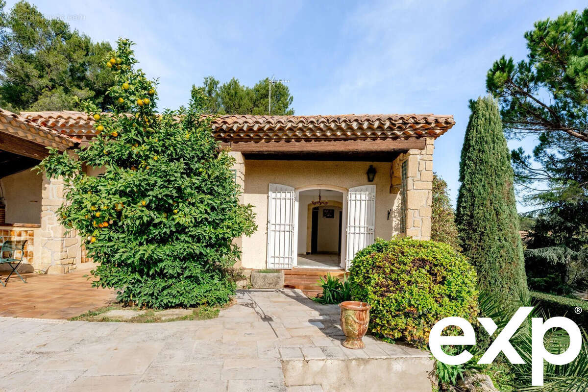 Vue maison depuis terrasse et piscine - Maison à NIMES