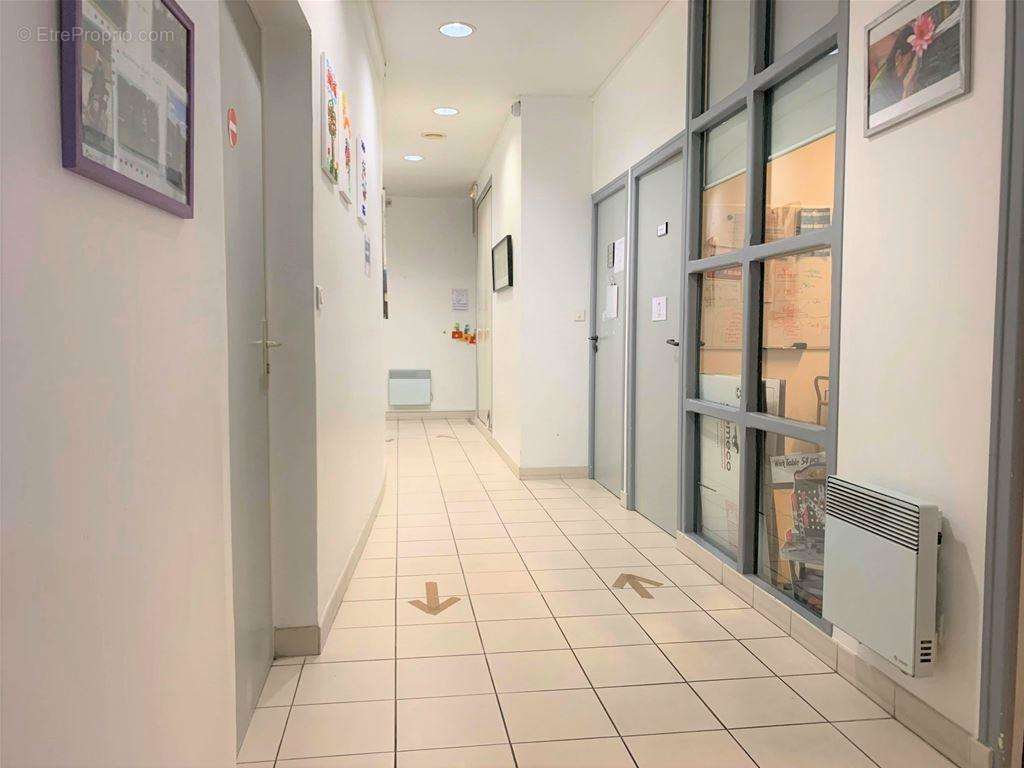 Un grand dégagement qui distribue les bureaux - Maison à LAON