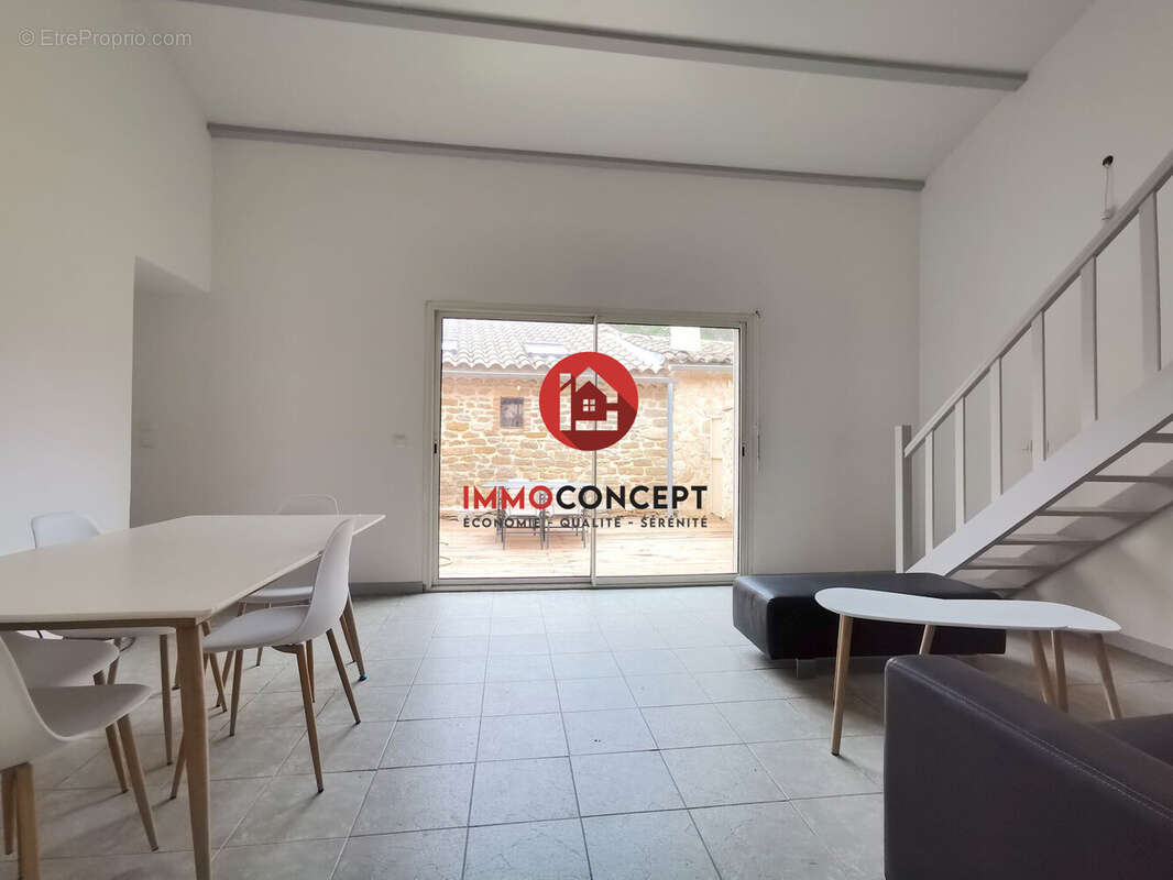 Maison à LAUDUN-L'ARDOISE