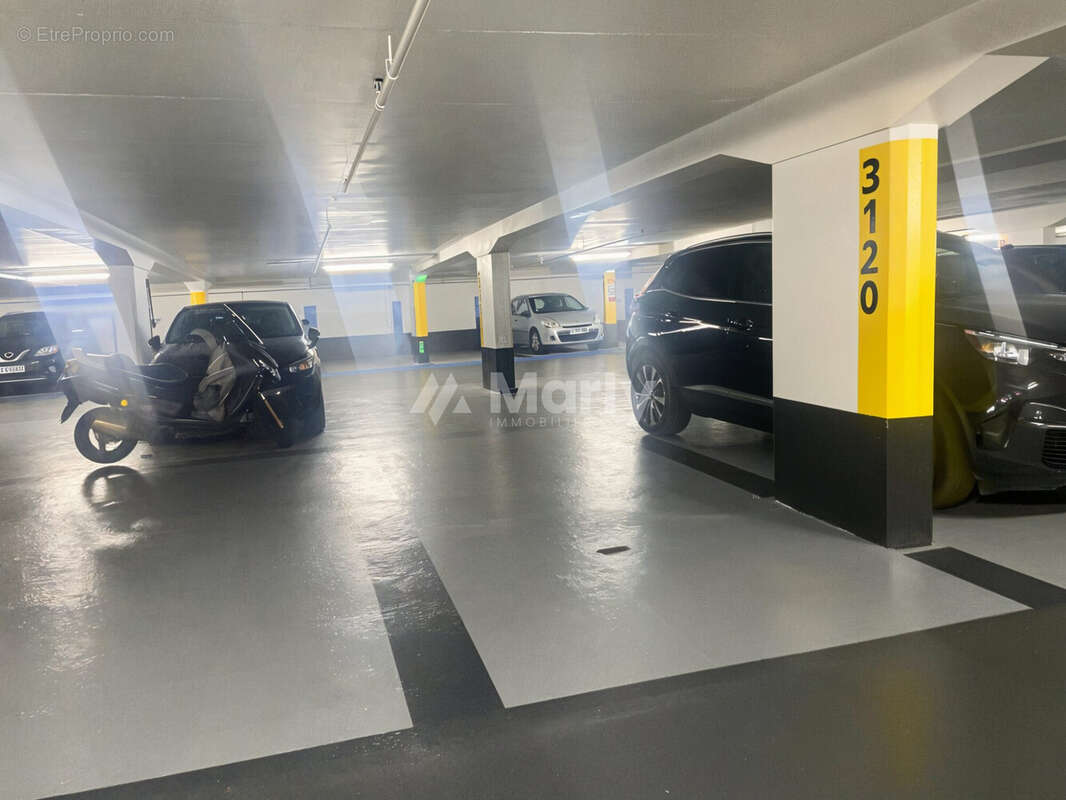 Parking à PARIS-7E