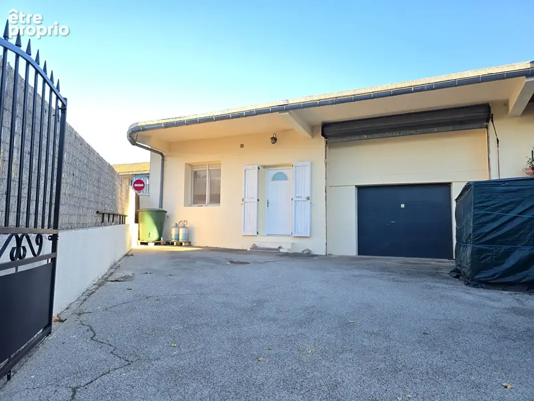 Maison de plain pied avec garage - Salles Curan - photo 1