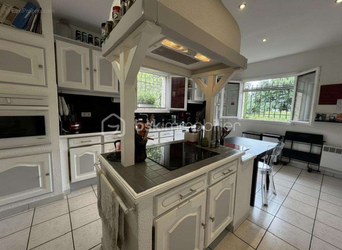 Cadre de vie privilégié pour cette villa avec piscine et studio indépendant - photo 7
