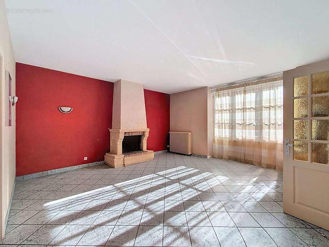 LE POIRE-SUR-VIE - maison de ville 6 chambres - photo 6