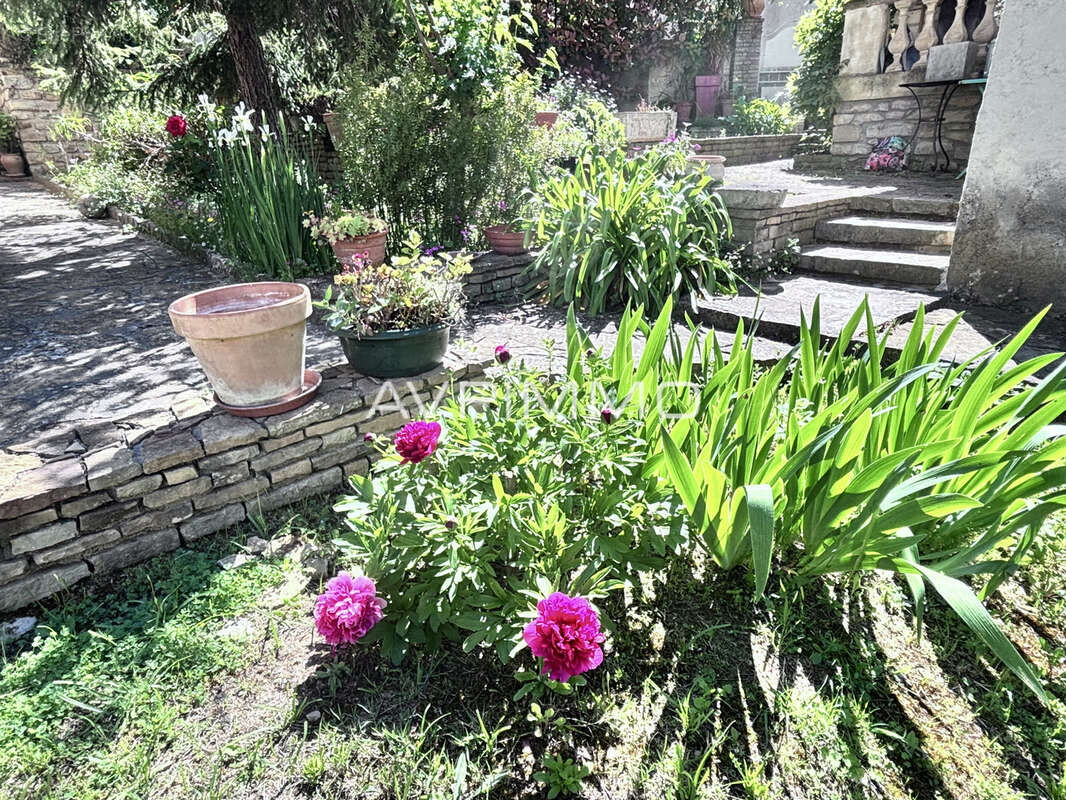 Saint-cyr-sur-mer   2 maisons + studio sur 950 m2   fort potentiel - photo 8