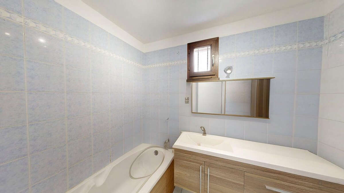 Maison à VEZERONCE-CURTIN