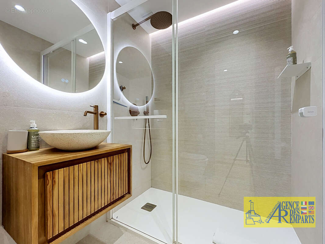 Élégant duplex en mezzanine dans le Vieil Antibes - photo 2
