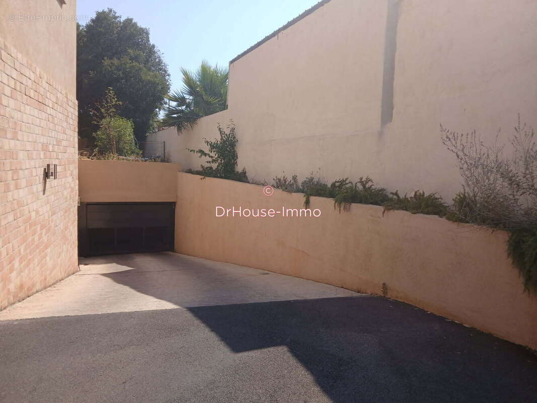 Parking 96 m² à Toulon  - photo 2