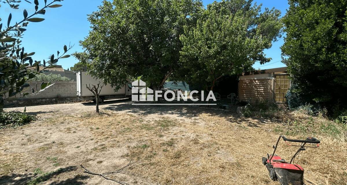 Maison à ENTRAIGUES-SUR-LA-SORGUE