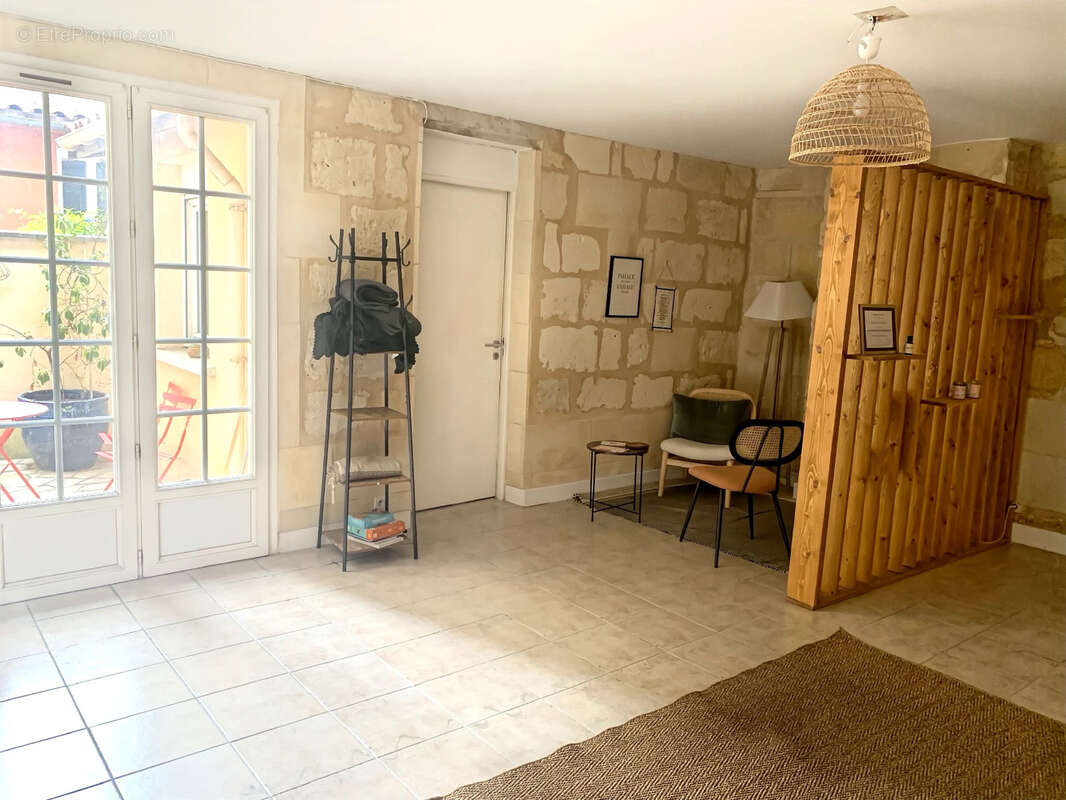 Appartement avec terrasse / Local professionnel     84,61 m2   Centre de Bordeaux - photo 2