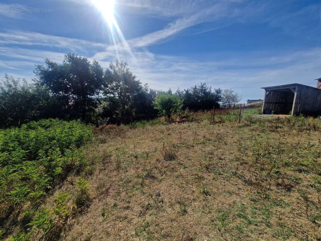Terrain constructible de 900m² environ - photo 2