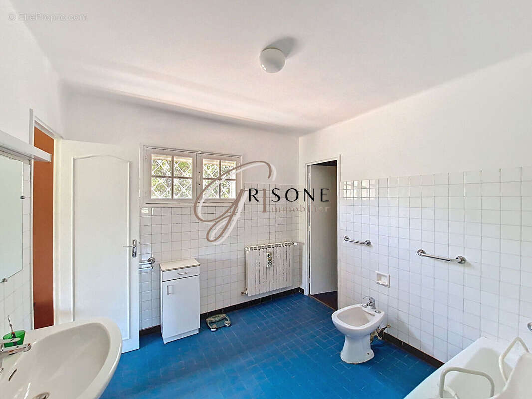 Villa de caractère de 240 m² à Sanary sur mer - photo 9