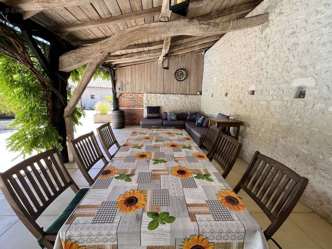 Maison à SAINT-LAURENT-DES-COMBES