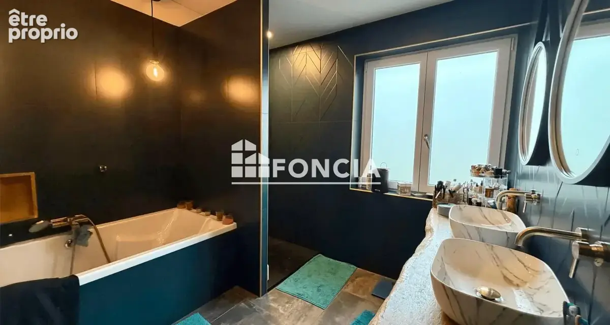 Proche Faulquemont et Saint Avold, belle maison de 160 M2 rénovée avec goût et offrant de belles prestations sur un terrain de 1 - photo 4