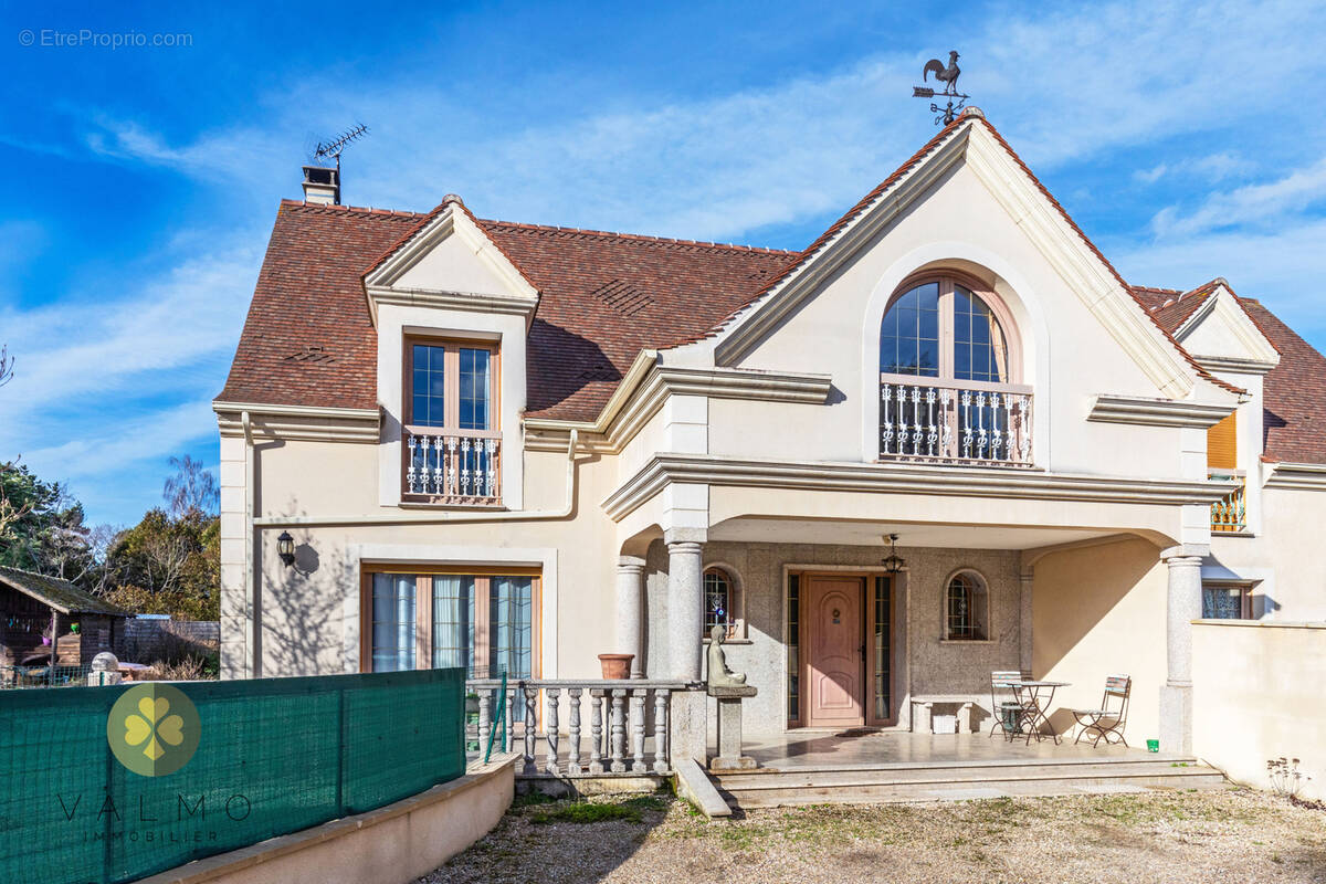 Maison à LA QUEUE-LES-YVELINES