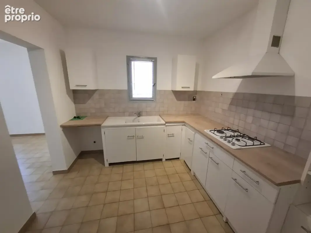 Maison de plain-pied avec cour et parking - photo 7