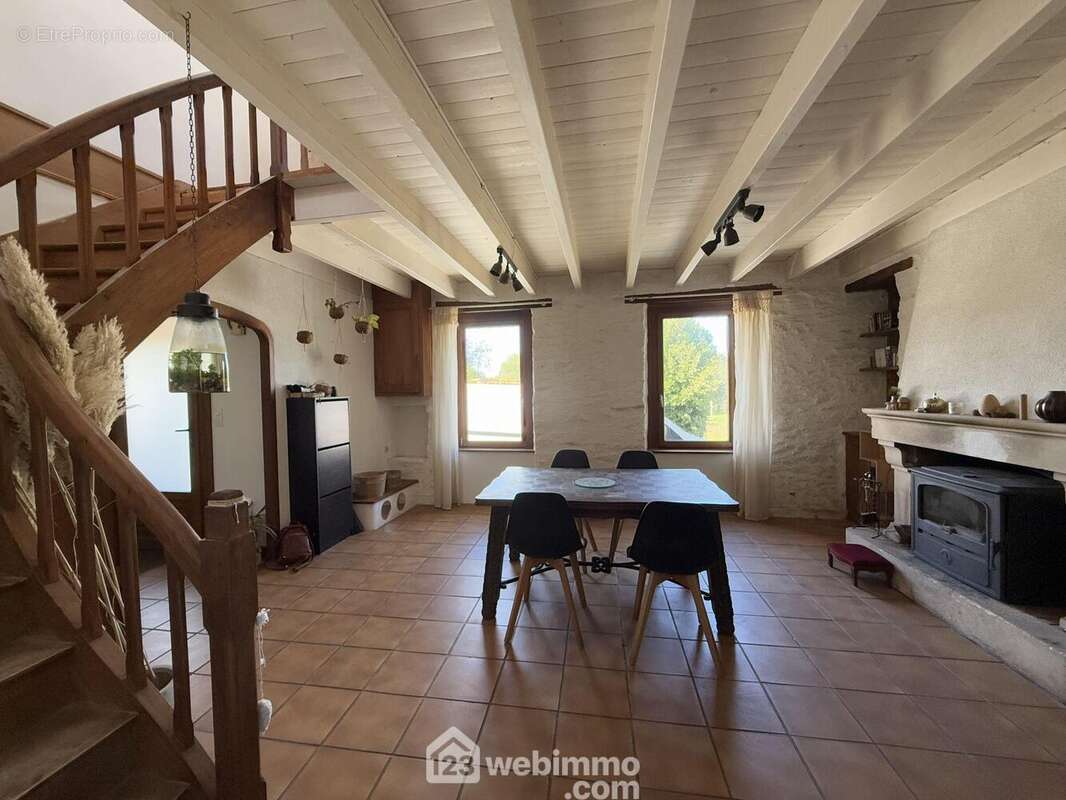 un espace salle à manger de 23 m² avec poêle à bois - Maison à POUZAUGES