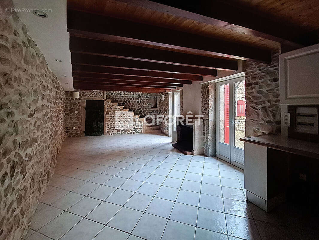 Maison à LA CHAPELLE-DE-GUINCHAY