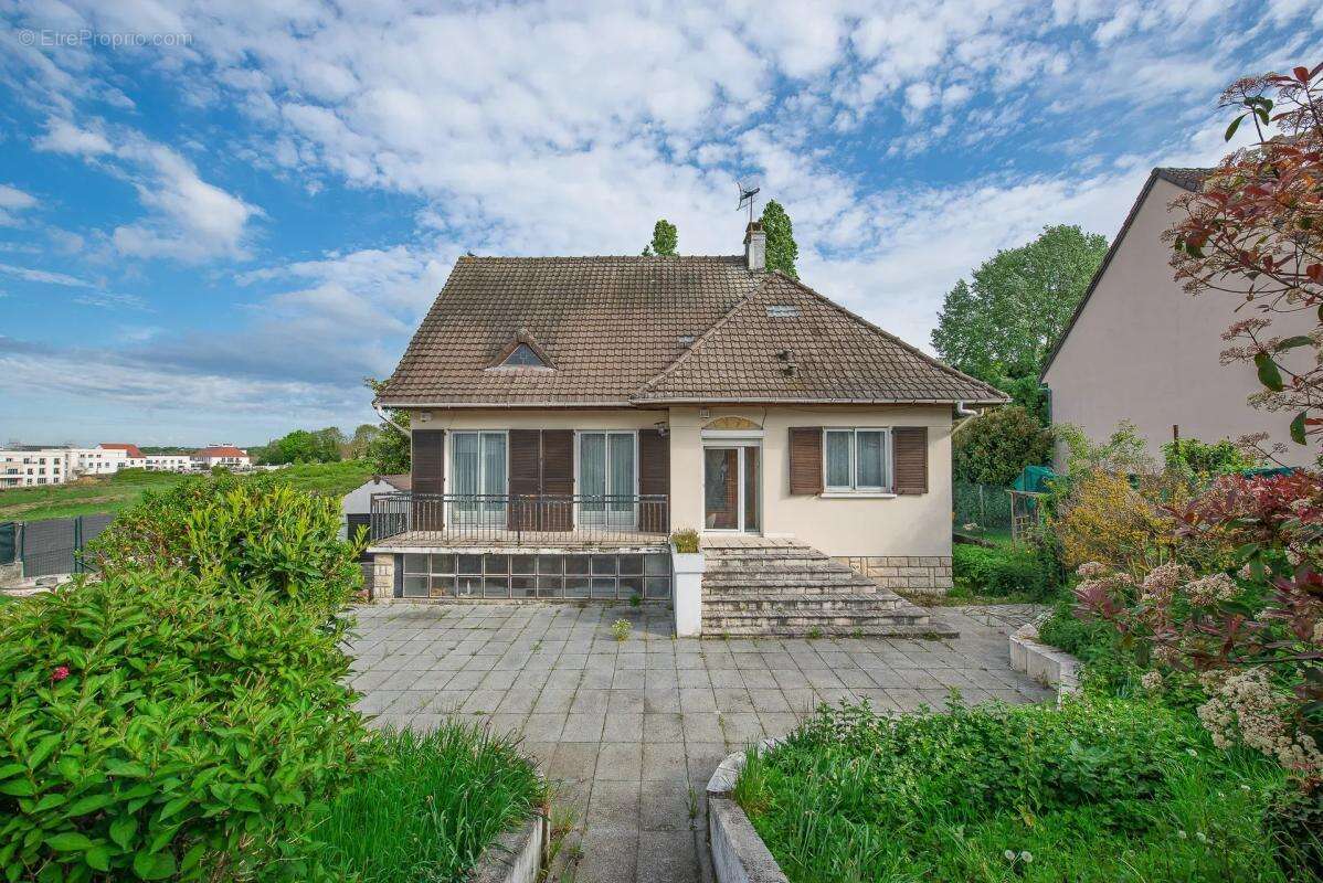 Maison à LONGPERRIER