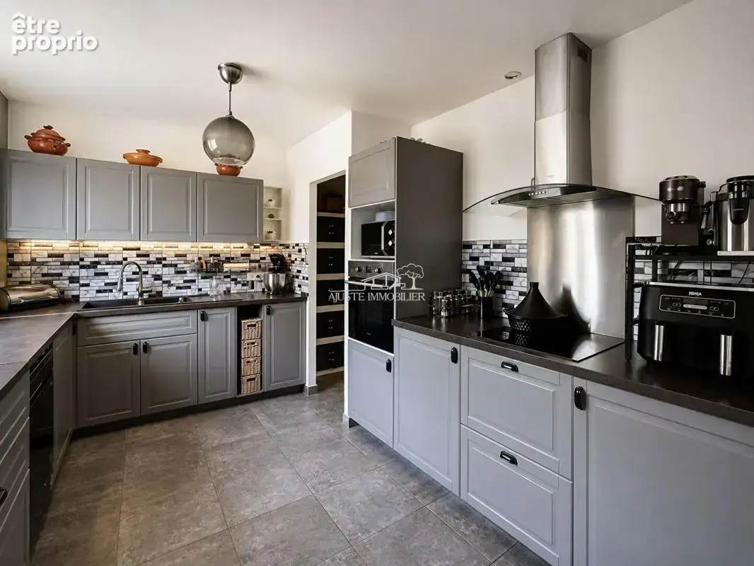 A VENDRE - Belle maison familiale T5 au calme, au fond d'une impasse à Saint-Victoret - photo 9