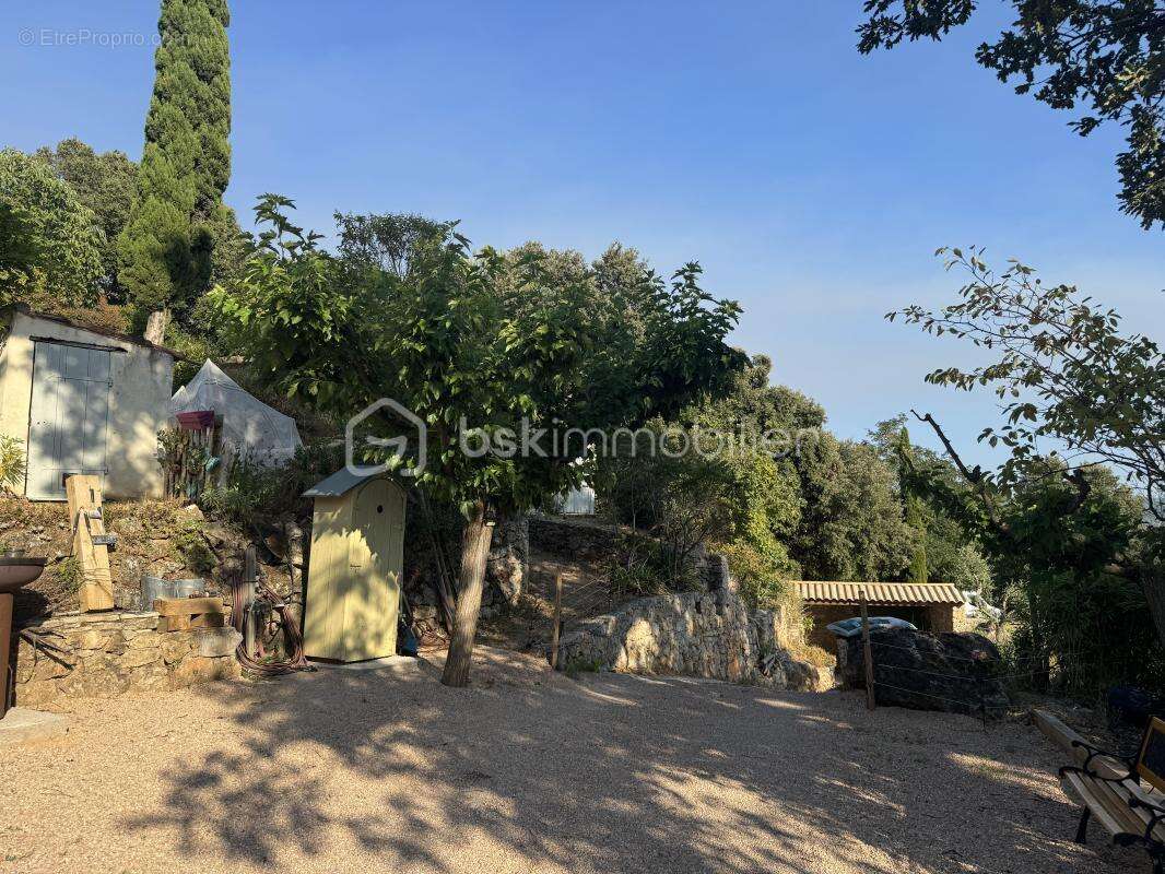 À La Roquebrussanne ( 83136), maison de charme dans un écrin de nature avec panorama exceptionnel, grand terrain et piscine - photo 24