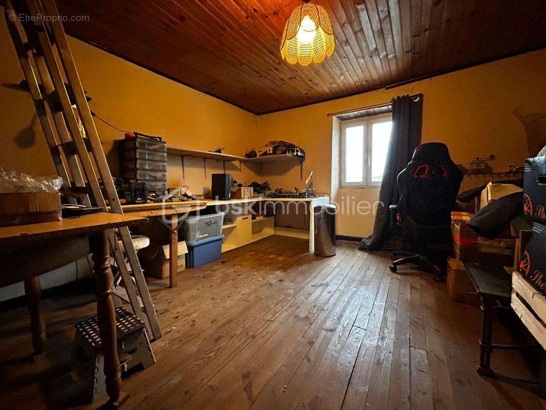 Maison de village en pierre avec 3 chambres / terrasse / véranda / cave / jardin / grange et garage à Curan ! - photo 6